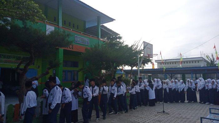 Budaya Salaman Usai Upacara Bendera Tanamkan Nilai Sopan Santun di Madrasah