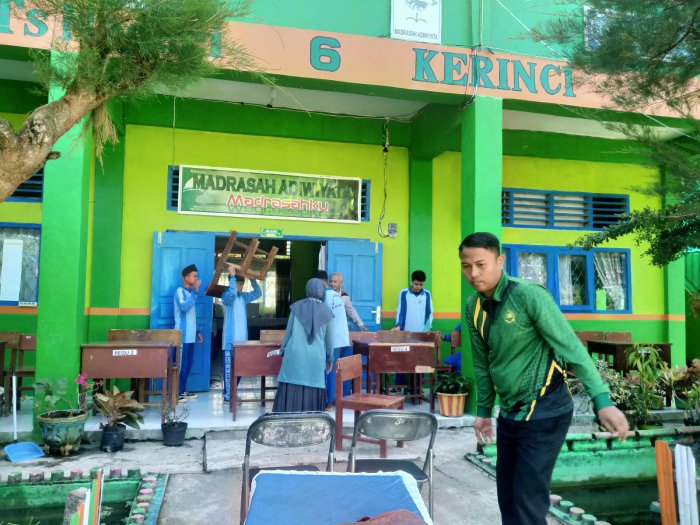 Sigap Hadapi Cuaca, Panitia LCC MTsN 6 Kerinci Pindahkan Lokasi Final ke Area Teduh