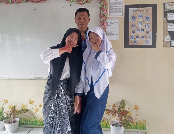 Siswi MTsN 6 Kerinci Latihan Intensif Bermain Piano untuk Upacara Bendera Terakhir di Semester Ini