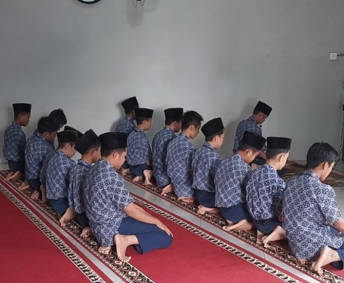 Awali Hari dengan Cahaya Iman, MTsN 6 Kerinci Laksanakan Shalat Dhuha Berjamaah Bergiliran Awali Hari dengan Cahaya Iman, MTsN 6 Kerinci Laksanakan Shalat Dhuha Berjamaah Bergiliran