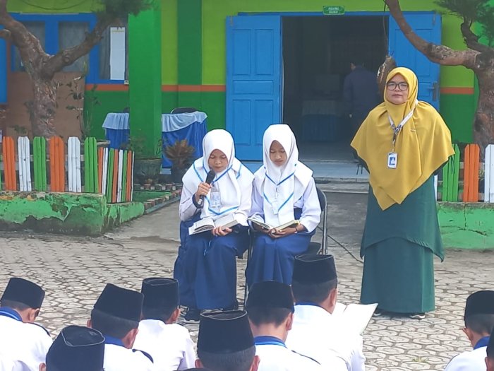 Tadarus Al-Quran Sebelum ASAS Dipandu Siswi Kelas IX C