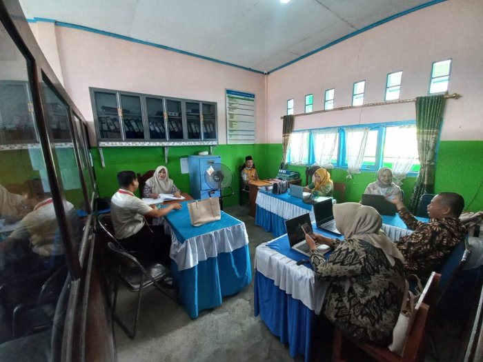 Cerita Ringan Operator MTsN 6 Kerinci: Tawa di Tengah Kesibukan Mengisi Aplikasi Cerita Ringan Operator MTsN 6 Kerinci: Tawa di Tengah Kesibukan Mengisi Aplikasi