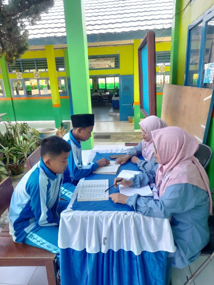 Ibu Efa Suryanti Membimbing Siswa yang Belum Lancar Baca Al-Qur'an dan Iqro