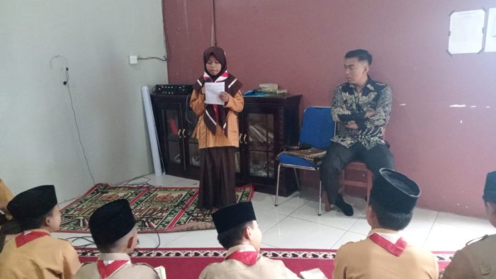 Anifia Arrafa Siswi Kelas 7B Angkat Tema Sholat Sebagai Tiang Agama dalam Kultum Pagi di MTsN 6 Kerinci