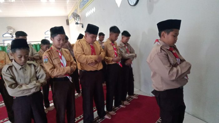 Faris Hadi Rahman Siswa kelas VIIIA Imami Sholat Dhuha Berjamaah dengan Khusyuk di MTsN 6 Kerinci