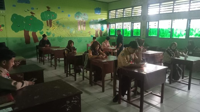Memasuki Minggu Kedua, Siswa MTsN 6 Kerinci Tetap Semangat Mengikuti ASAT Tahun Pelajaran 2025/2026 Memasuki Minggu Kedua, Siswa MTsN 6 Kerinci Tetap Semangat Mengikuti ASAT Tahun Pelajaran 2025/2026