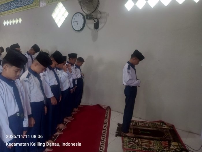 Siswa Kelas VII MTsN 6 Kerinci Pimpin Kegiatan Shalat Dhuha dengan Lancar dan Khidmat