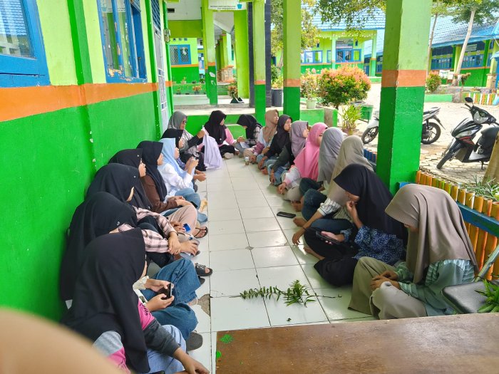 Kreatif dan Ramah Lingkungan! Ekstrakurikuler Kesenian MTsN 6 Kerinci Gelar Praktek Ecoprint