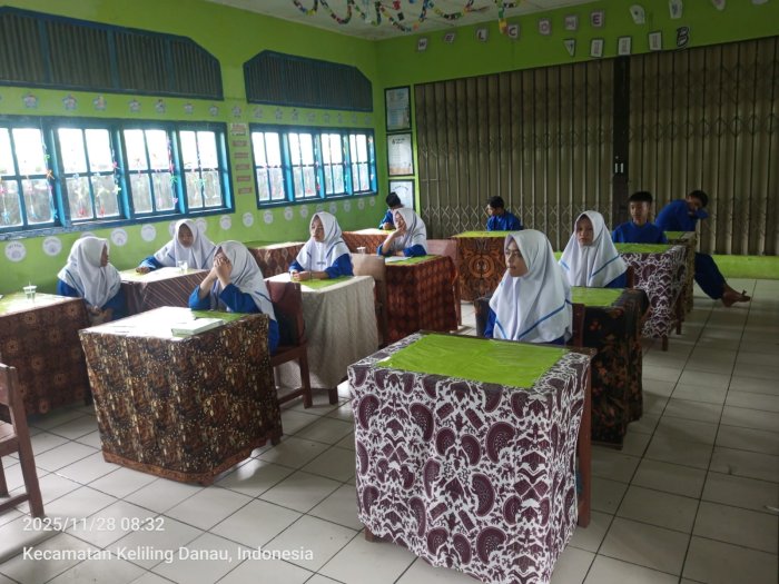 Siswa Kelas VIII B MTsN 6 Kerinci Antusias Lakukan Persiapan Ujian Hari Ketiga