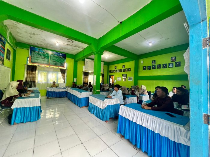 Kepala MTsN 6 Kerinci adakan pertemuan Bahas Keberlanjutan Tenaga Honorer tahun 2026