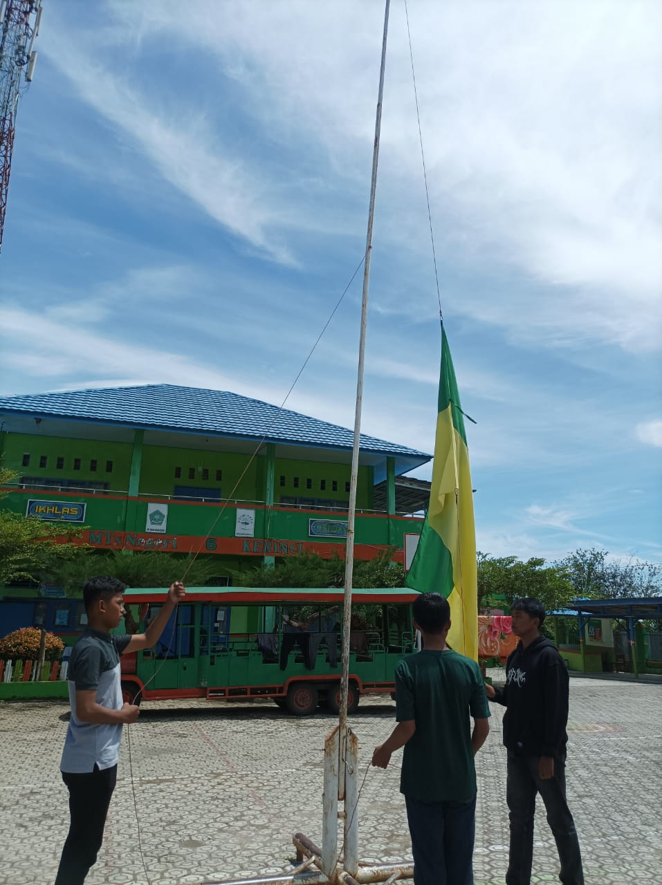 Latihan Petugas Upacara oleh Anggota OSIM di Hari Minggu Latihan Petugas Upacara oleh Anggota OSIM di Hari Minggu