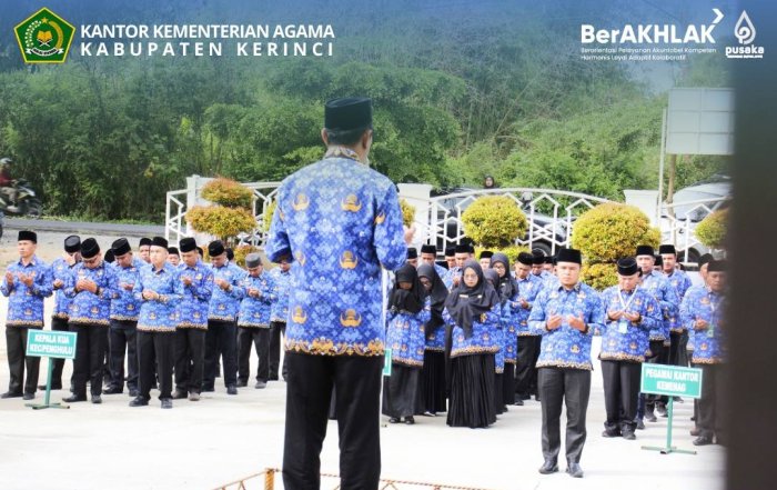Kepala MTsN 6 Kerinci, Guru, dan Siswa Ikuti Apel Kesadaran Nasional di Kemenag Kabupaten Kerinci Kepala MTsN 6 Kerinci, Guru, dan Siswa Ikuti Apel Kesadaran Nasional di Kemenag Kabupaten Kerinci
