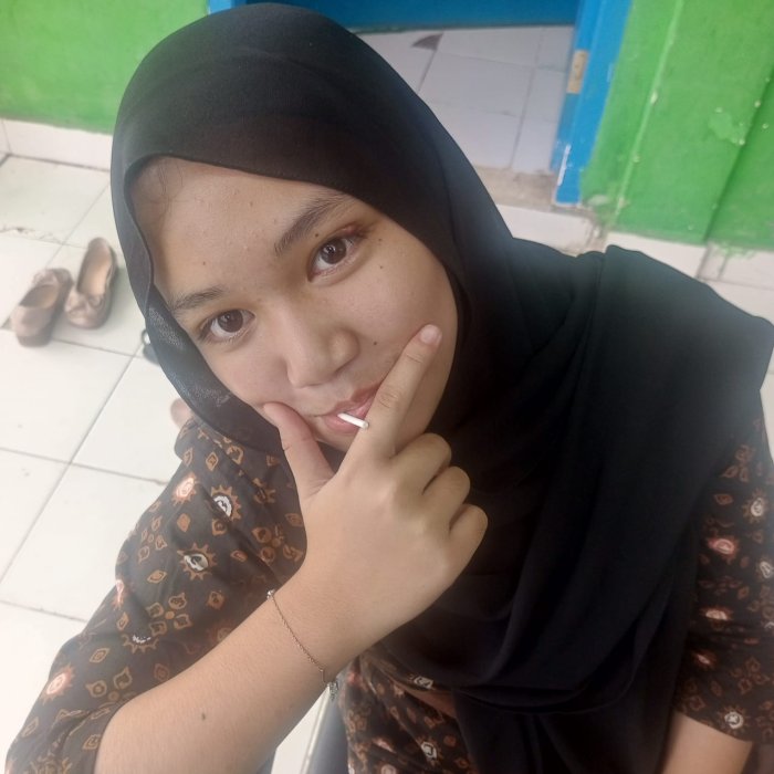 Latifa Siswi Kelas VII A Mulai Latihan Dasar Piano sebagai Calon Pengiring Upacara Bendera