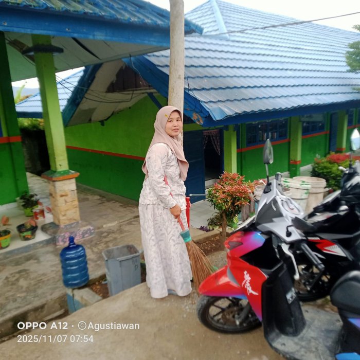 Ibu Sarjani dan Ibu Leni, Sang Penjaga Kebersihan Madrasah yang Penuh Dedikasi