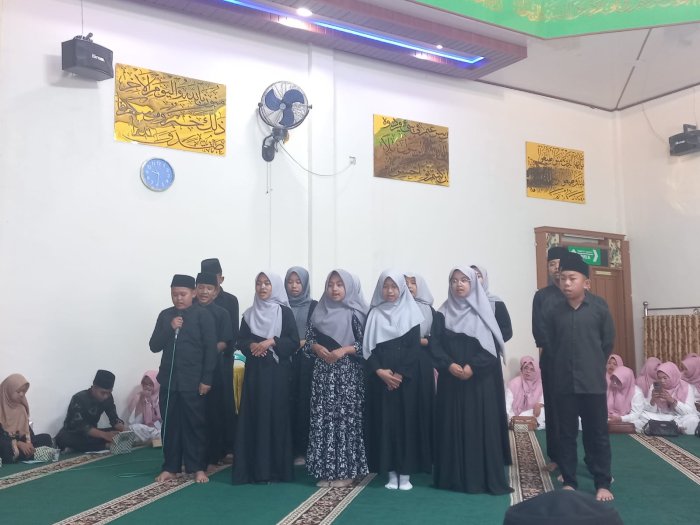 Penampilan Asmaul Husna Siswa MTsN 6 Kerinci Pukau Hadirin pada Peringatan Maulid Nabi Muhammad SAW Penampilan Asmaul Husna Siswa MTsN 6 Kerinci Pukau Hadirin pada Peringatan Maulid Nabi Muhammad SAW