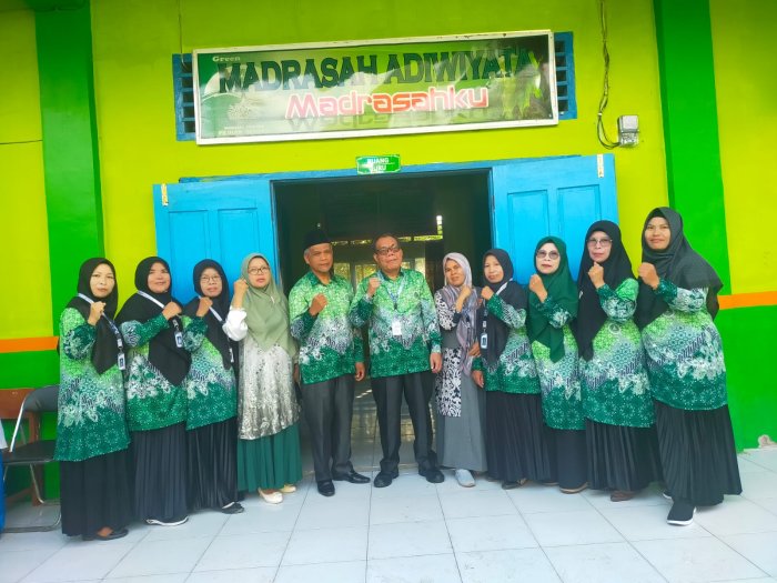 Guru MTsN 6 Kerinci Kompak Kenakan Seragam Batik PGM Setiap Tanggal 24 Guru MTsN 6 Kerinci Kompak Kenakan Seragam Batik PGM Setiap Tanggal 24