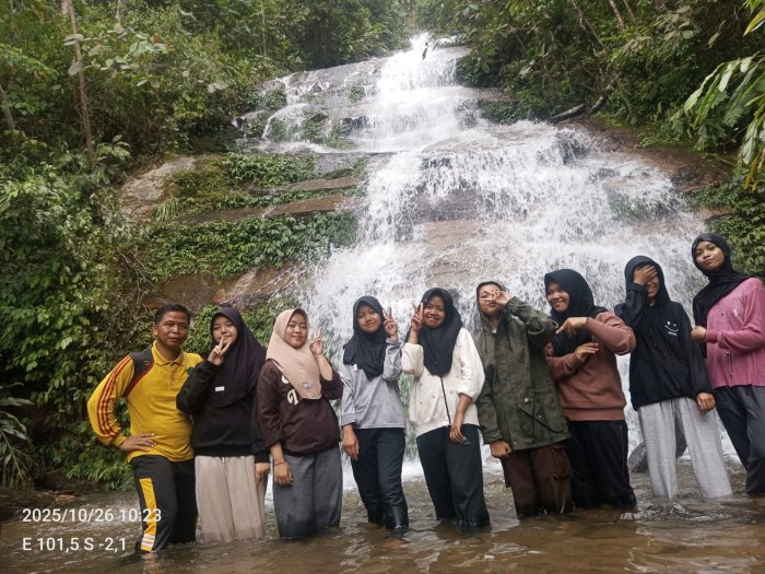 Guru dan Siswi MTsN 6 Kerinci Lakukan Giat Refresing ke Air Terjun Talang Kemulun