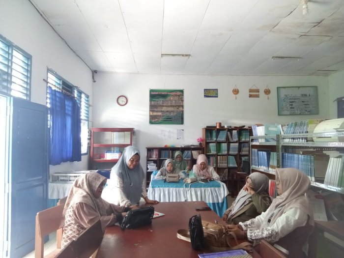 Guru di Waktu Senggang Menambah Ilmu di Perpustakaan MTsN 6 Kerinci