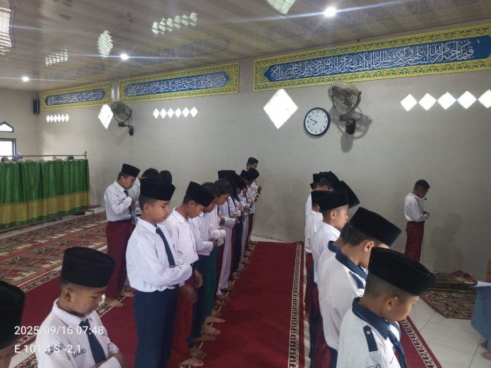Siswa Kelas VII Laksanakan Shalat Dhuha Bersama Siswa Kelas VII Laksanakan Shalat Dhuha Bersama