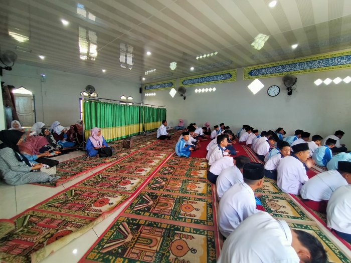 Shalat Zuhur Berjamaah