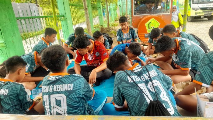 Usai Peras Keringat di Lapangan, Pemain PS MTsN 6 Kerinci Nikmati Santapan Nasi Bungkus Bersama