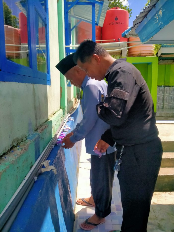 Perbaikan Keran Wudhu oleh Waka Sarpras MTsN 6 Kerinci dan Tim: Tingkatkan Kenyamanan Ibadah Siswa Perbaikan Keran Wudhu oleh Waka Sarpras MTsN 6 Kerinci dan Tim: Tingkatkan Kenyamanan Ibadah Siswa