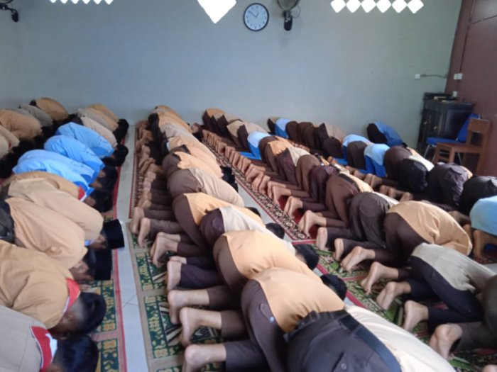 Rutinitas Sholat Zuhur Berjamaah di MTsN 6 Kerinci Rutinitas Sholat Zuhur Berjamaah di MTsN 6 Kerinci