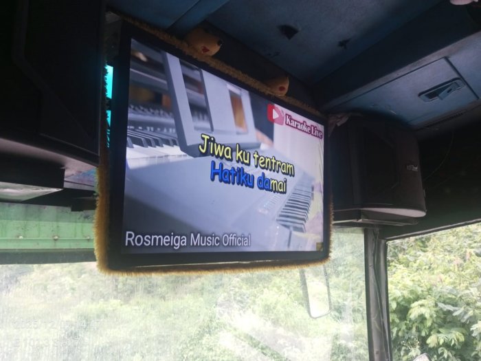 PTK MTsN 6 Kerinci Meriahkan Perjalanan Wisata dengan Bernyanyi Bersama di Dalam Mobil