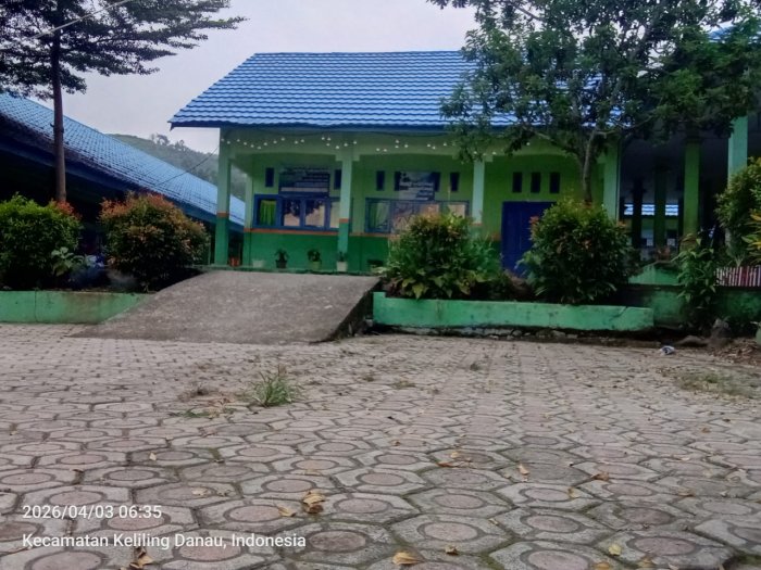 Semangat Pengabdian, PTK MTsN 6 Kerinci Manfaatkan Waktu Libur untuk Bersihkan Lingkungan Madrasah