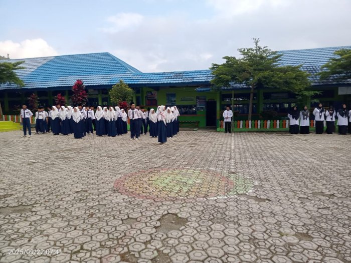 Kelas 8E Laksanakan Tanggung Jawab Sebagai Petugas Upacara