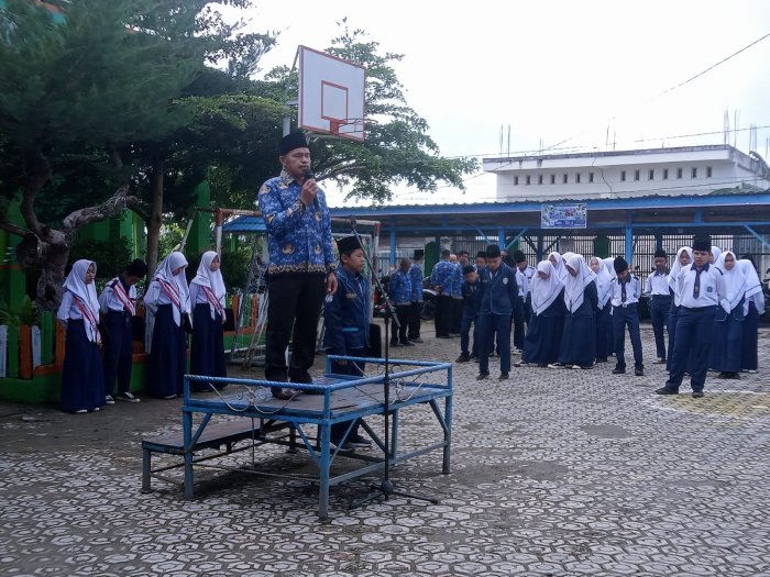 Melalui Amanah Upacara, Pak Rafdi Amal Tekankan Poin ke 5 Janji Siswa Melalui Amanah Upacara, Pak Rafdi Amal Tekankan Poin ke 5 Janji Siswa