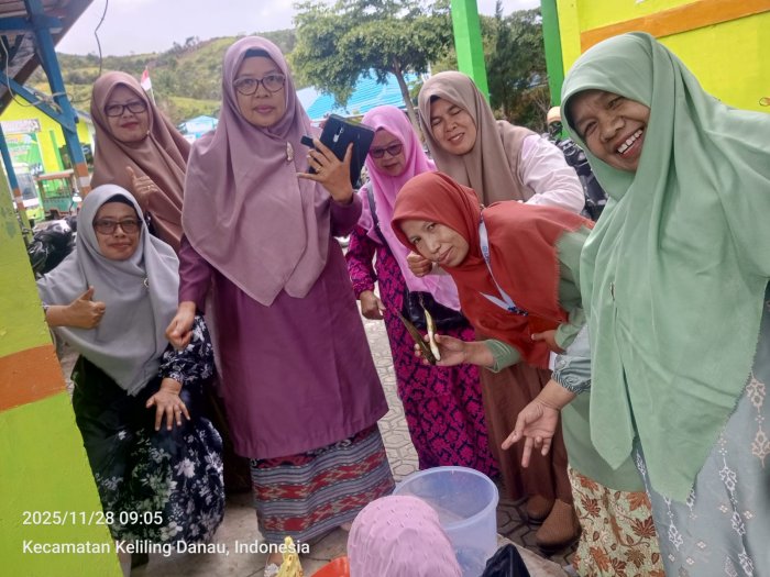 Para Pendidik dan Tenaga Kependidikan MTsN 6 Kerinci Dukung Ekonomi Kerakyatan dengan Membeli Ikan Jualan Warga