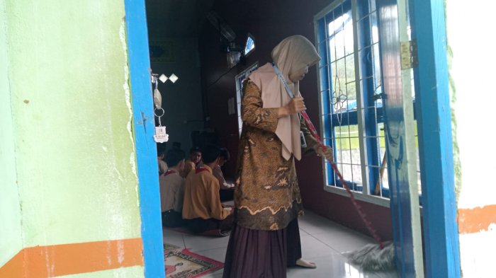 Guru Piket Sigap Pel Lantai Mushalla Jelang Sholat Dhuha