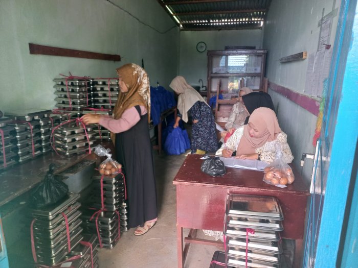 Petugas Piket MBG Hitung Jumlah Siswa Secara Cermat Demi Pastikan Hak Siswa Terpenuhi