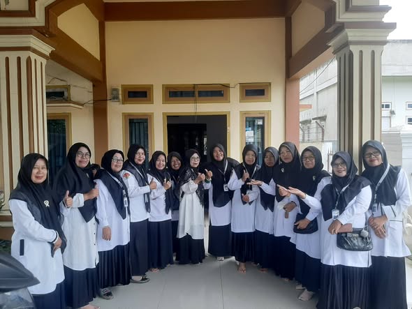 Keakraban Usai Upacara, Kepala Madrasah Jamu PTK MTsN 6 Kerinci dengan Hidangan Penuh Makna