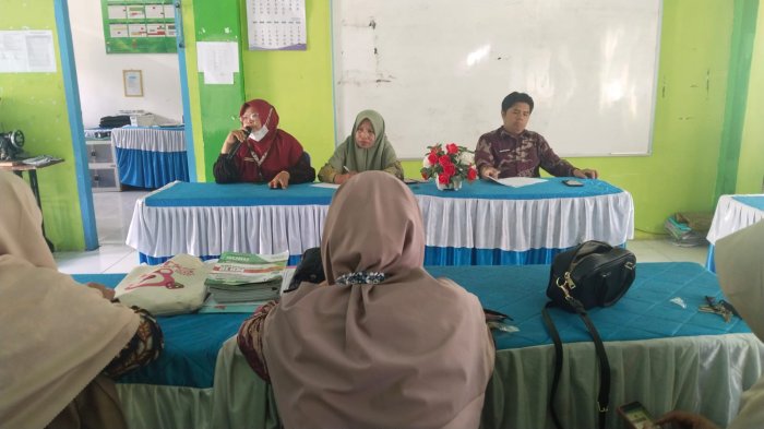 Pembina Koperasi MTsN 6 Kerinci Hadiri Rapat Anggota, Tekankan Pentingnya Kemandirian Ekonomi Madrasah Pembina Koperasi MTsN 6 Kerinci Hadiri Rapat Anggota, Tekankan Pentingnya Kemandirian Ekonomi Madrasah