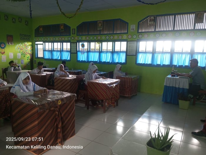 Pak Agung Pamuji Pimpin Siswa Kelas VII D Bershalawat Sebelum Belajar Bahasa Indonesia Pak Agung Pamuji Pimpin Siswa Kelas VII D Bershalawat Sebelum Belajar Bahasa Indonesia