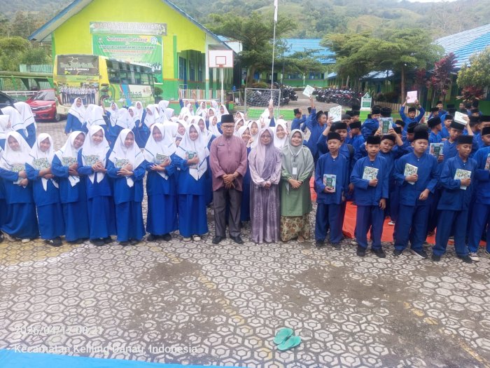 MTsN 6 Kerinci Salurkan Mushaf Al-Quran Baru untuk Siswa MTsN 6 Kerinci Salurkan Mushaf Al-Quran Baru untuk Siswa