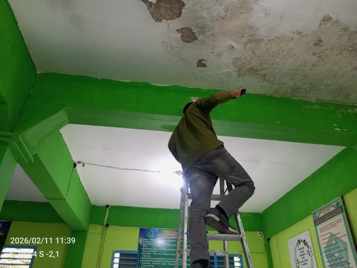 Tim PUPR Kabupaten Kerinci Lakukan Pemeriksaan Gedung Ruang Guru MTsN 6 Kerinci