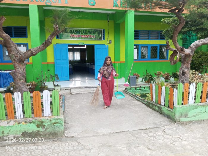 Pramubakti MTsN 6 Kerinci Tingkatkan Kebersihan Madrasah