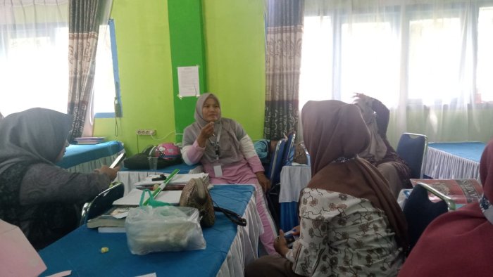 Selalu Ada Diskusi di Ruangan Guru MTsN 6 Kerinci, Kali Ini Bincang-Bincang Tentang Sistem Penilaian