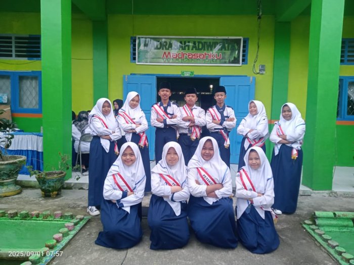 Siswa Kelas 8B Laksanakan Amanah Sebagai Petugas Upacara