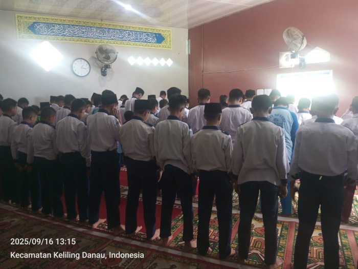 Siswa Kelas IX Jadi Imam, Shalat Dzuhur Berjamaah Berlangsung Khusuk