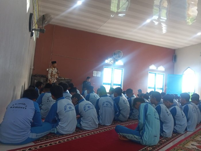 Listrik Padam dan Air Tidak Mengalir, Siswa MTsN 6 Kerinci Diarahkan Salat Zuhur di Rumah Listrik Padam dan Air Tidak Mengalir, Siswa MTsN 6 Kerinci Diarahkan Salat Zuhur di Rumah