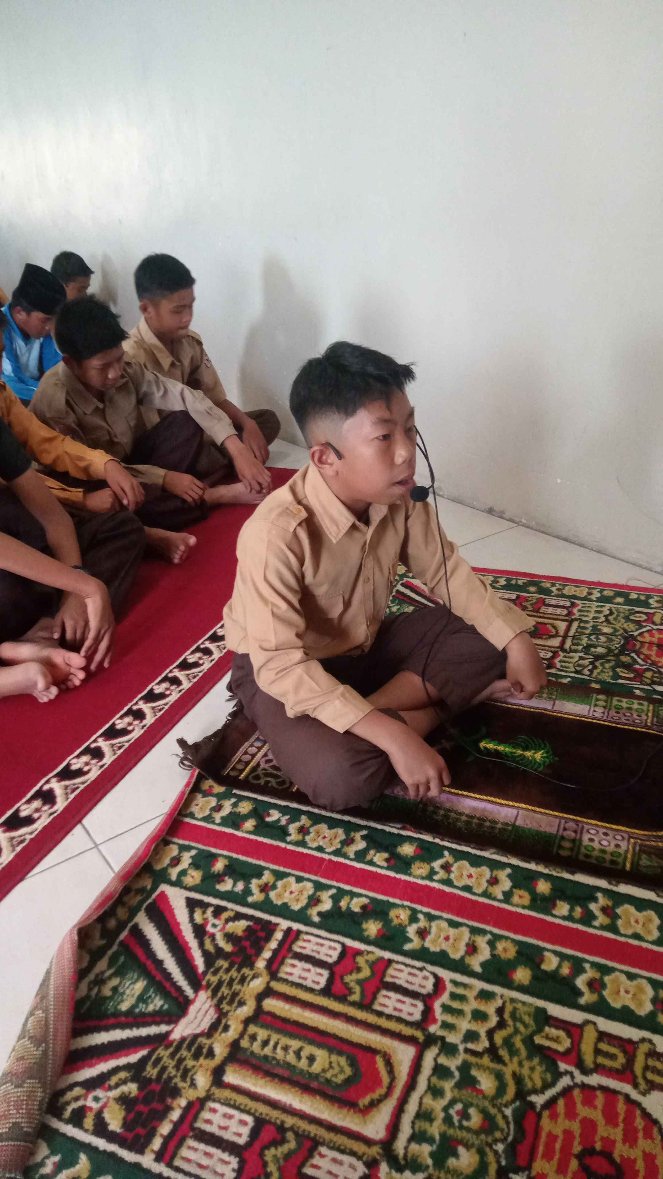Rafif Faeyza Irsyady Imami Sholat Zuhur Berjamaah