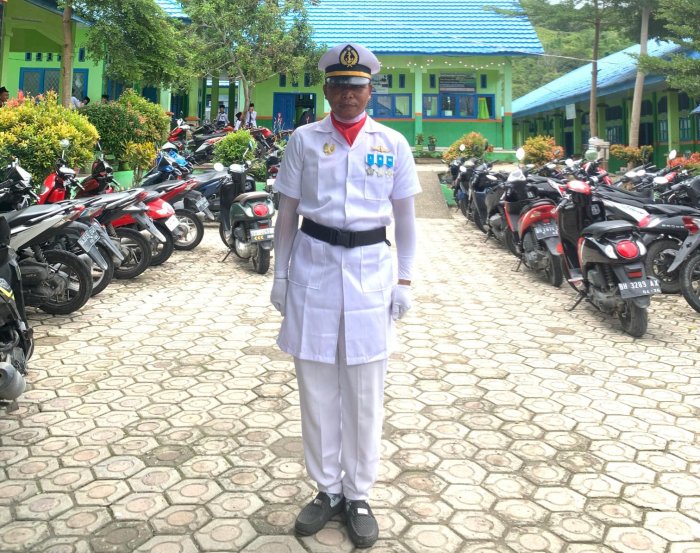 Guru IPA MTsN 6 Kerinci Menjadi Pemimpin Upacara pada Hari Guru Nasional