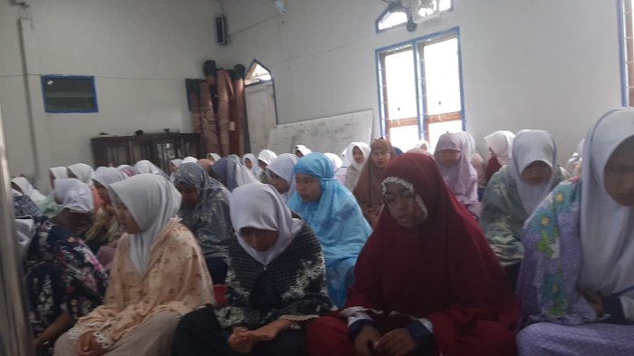 Siswa MTsN 6 Kerinci Laksanakan Sholat Zuhur Berjamaah dengan Khidmat Siswa MTsN 6 Kerinci Laksanakan Sholat Zuhur Berjamaah dengan Khidmat