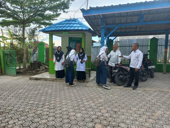 Guru MTsN 6 Kerinci Sambut Siswa dengan Senyum Hangat Guru MTsN 6 Kerinci Sambut Siswa dengan Senyum Hangat