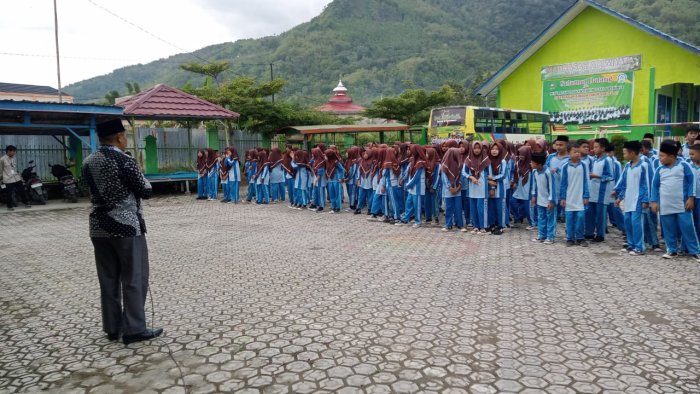 Siswa MTsN 6 Kerinci Dapat Pengarahan Jelang Jalan Santai Menyusuri Desa Tanjung Pauh Hilir