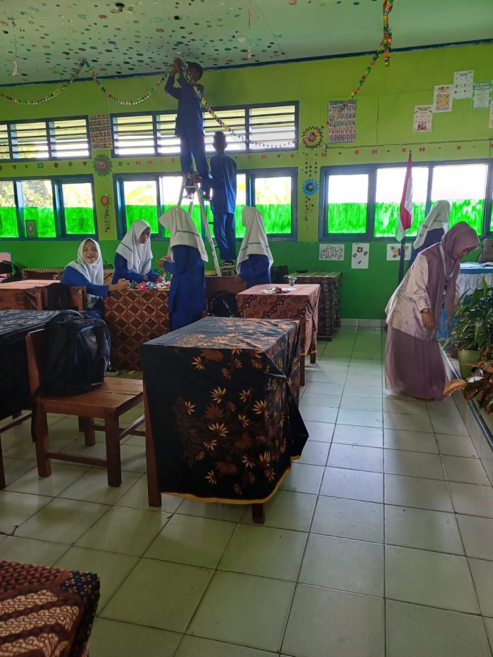 Kesibukan Wali Kelas dan Siswa MTsN 6 Kerinci dalam Menghias Kelas Menyambut Perlombaan Kesibukan Wali Kelas dan Siswa MTsN 6 Kerinci dalam Menghias Kelas Menyambut Perlombaan